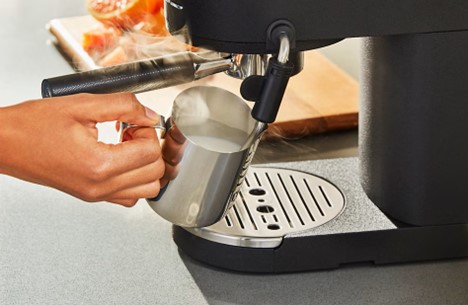 روش فومگیری شیر با نازل بخار دستگاه اسپرسو