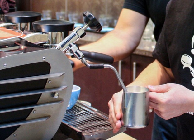 فومگیری شیر با دستگاه اسپرسوساز